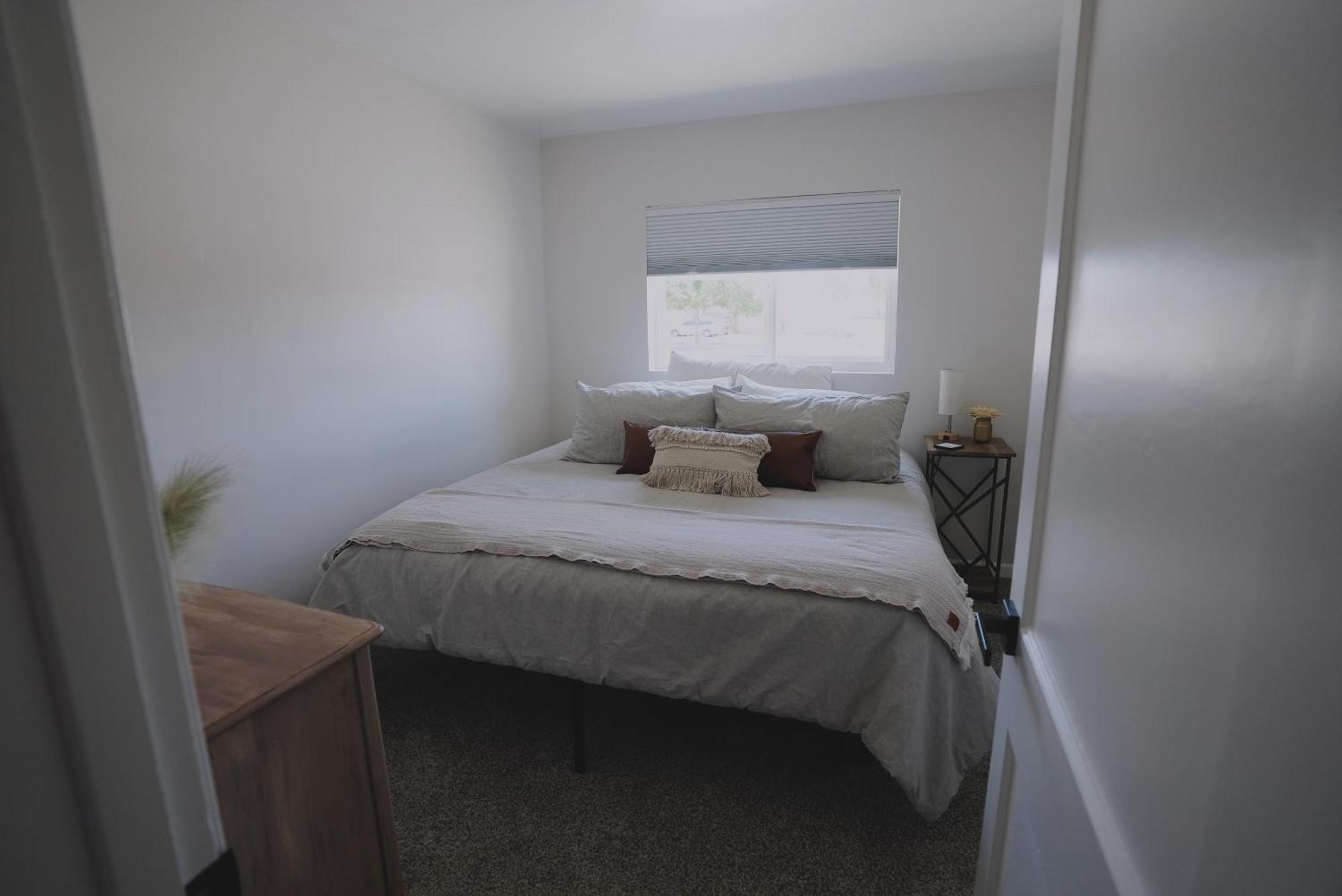 Centrally Located! Remodeled! Huge Backyard! The White House Albuquerque Exterior photo