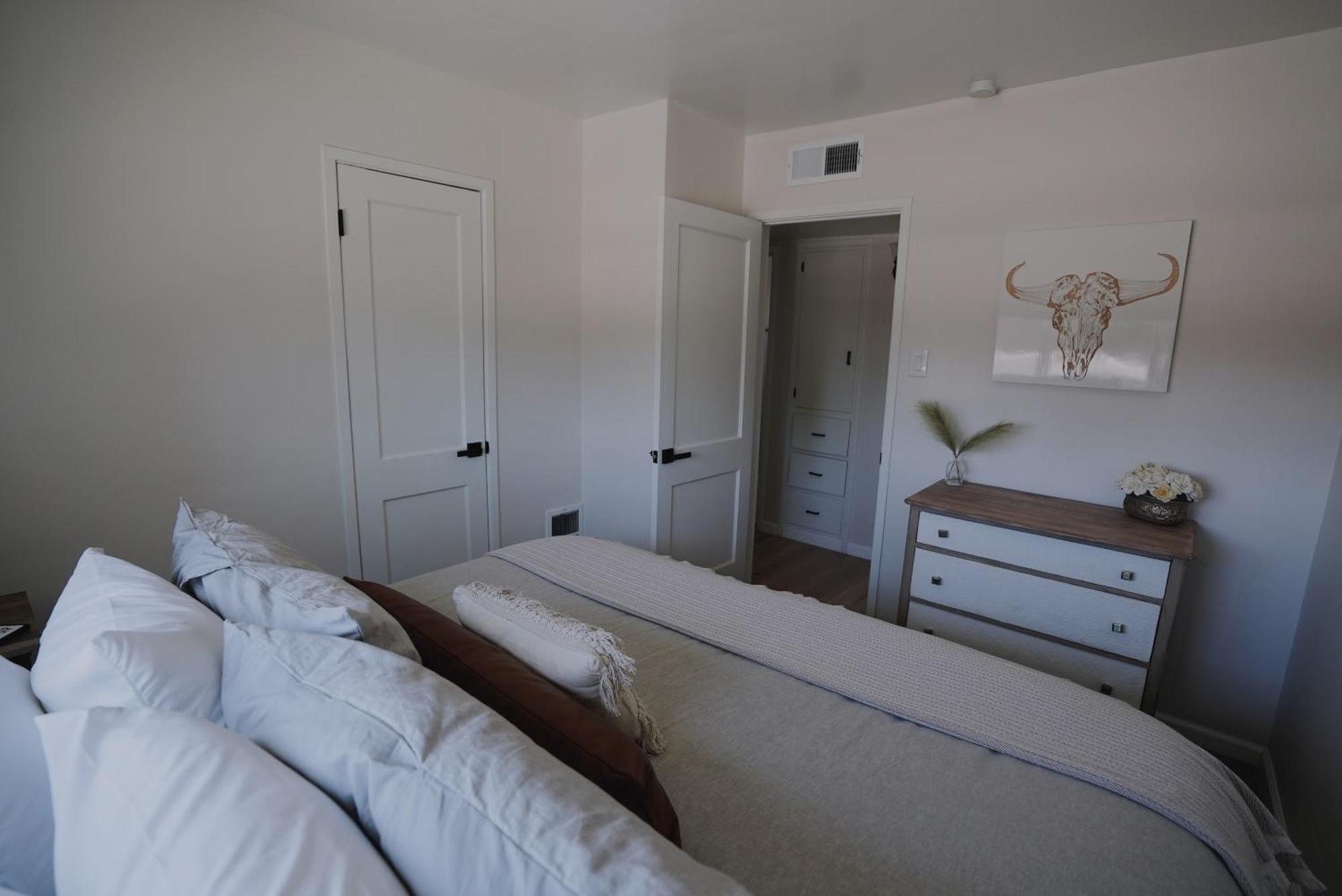 Centrally Located! Remodeled! Huge Backyard! The White House Albuquerque Exterior photo